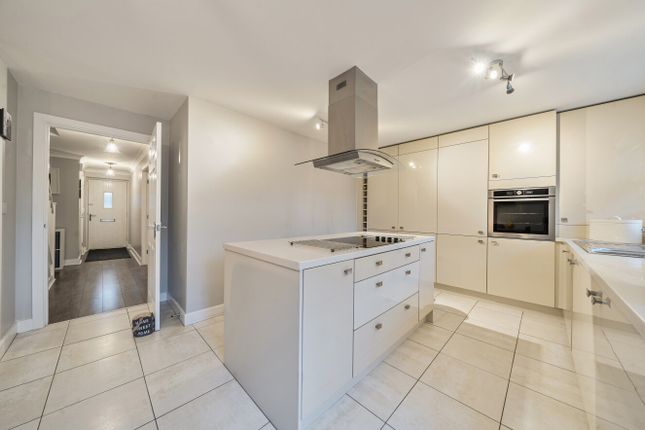 4, Little Moor Close, West Yorkshire photo 4
