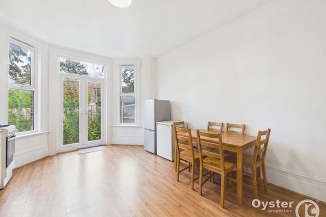 Room D, 40 The Limes Avenue, London photo 3
