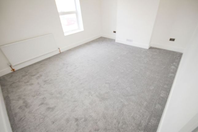 Flat, 5A Whiteleys Parade Uxbridge Road, Uxbridge photo 5