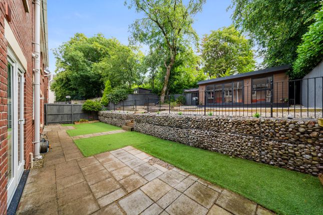 6 Clarendon Gardens, Bolton photo 4