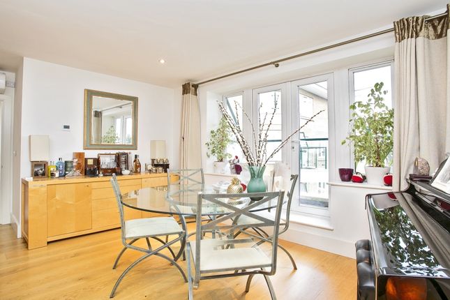 Flat 32, Earls House, 10, Strand Drive, Kew photo 2