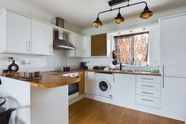 Flat for sale in Abernethy Square, Maritime Quarter, Swansea