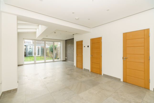 89, Princess Avenue, Watford photo 4