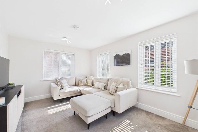 26, Canyon Meadow, Worksop photo 3