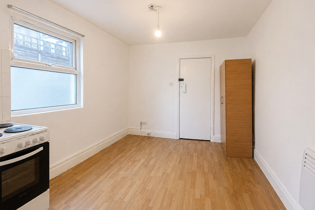 Flat A, 265, Wick Road, London photo 3