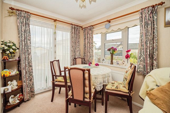 66, Oaklands Park, Dorchester photo 4
