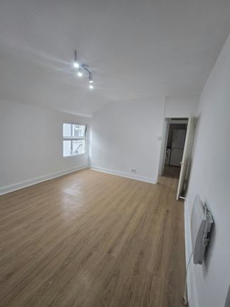 27C, Longbridge Rd, Barking photo 4
