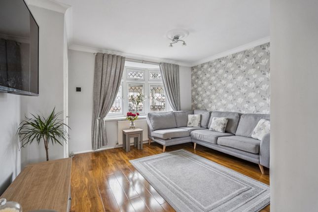 23 Ashridge Drive, Watford photo 2