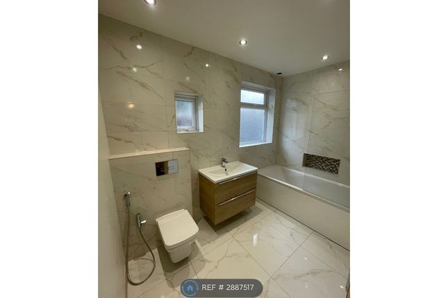 3-bed house on Ravensbury Avenue, Morden, Morden, £2,250/mo