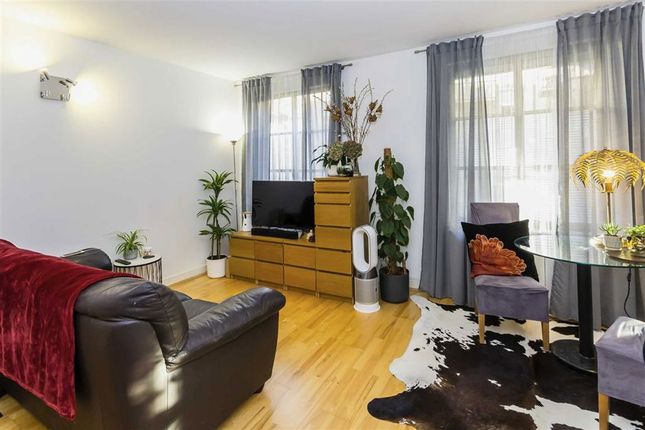 Flat 115, The Circle, Queen Elizabeth Street, London photo 3
