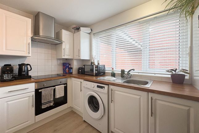 25, Withy Bush, Burgess Hill photo 4