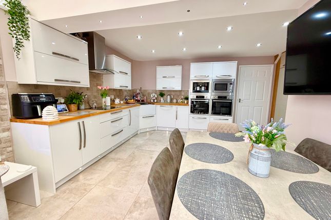 20 Clos Afon Llwyd, Pontypool photo 4