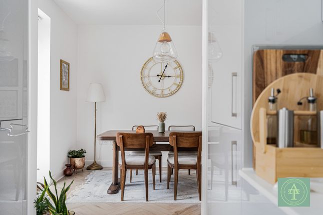 37 Sayersbury Way, London photo 4
