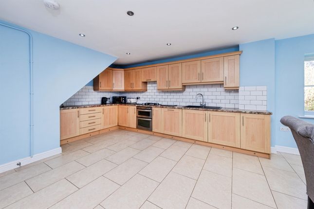 4, Dove Close, Newport Pagnell photo 3