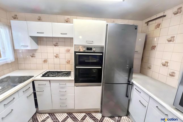 8 Maynard Court, Waltham Abbey photo 3