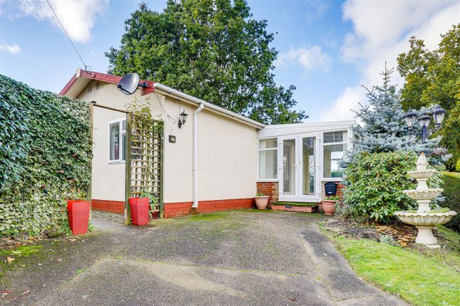 Thumbnail Mobile/park home for sale in Squires Drive, Killarney Park, Nottinghamshire
