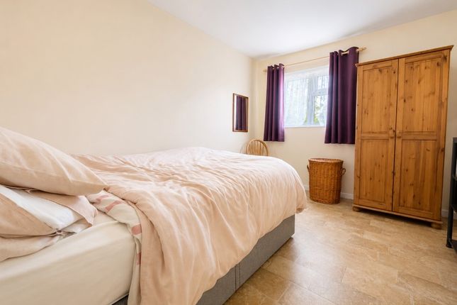 37 Hunters Close, Northampton photo 4
