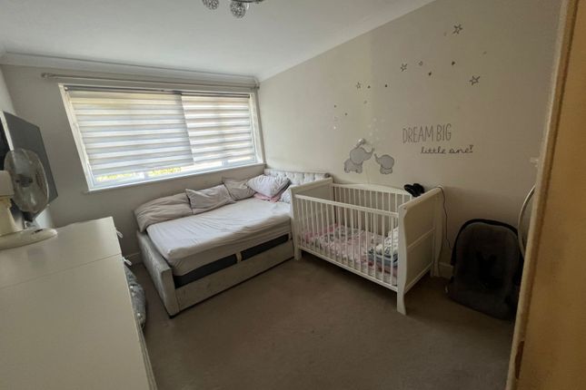 5a Willow Close, Colnbrook, Slough photo 2