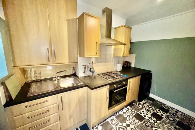 GFF-486 Leeds Road, Idle, Bradford photo 4