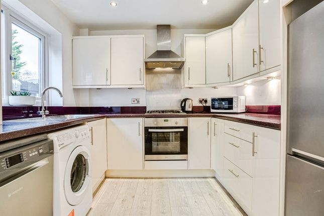 46, Fernleigh Court, WAKEFIELD photo 2