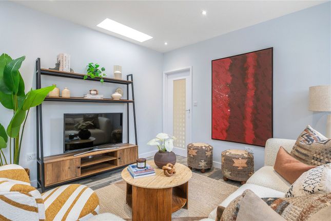 56E,, Kenninghall Road, London photo 2