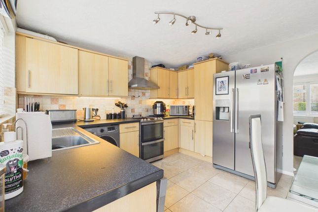 14, Robin Close, Horsham photo 3