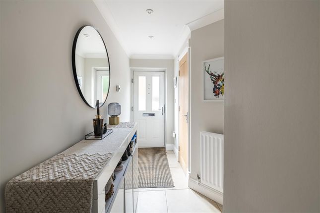 14, Larksfield, Horley photo 2