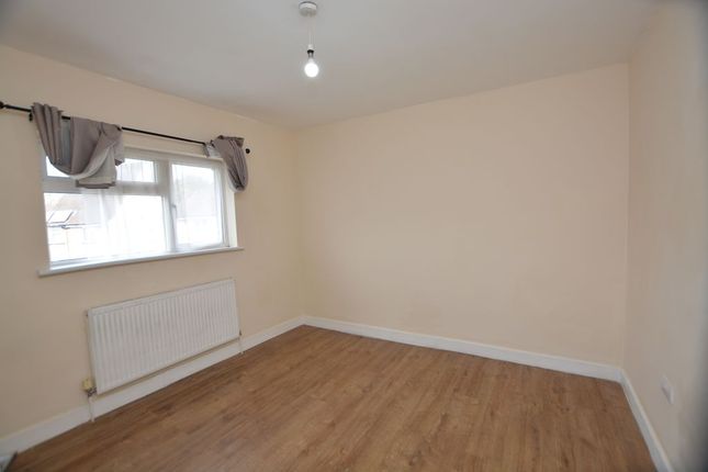 8, St. Andrews Way, Slough photo 5