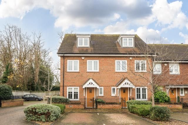 3-bed house on 4, Walsham Mews, Woking, £600,000