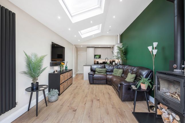 25, Chantry Lane, Hatfield photo 2