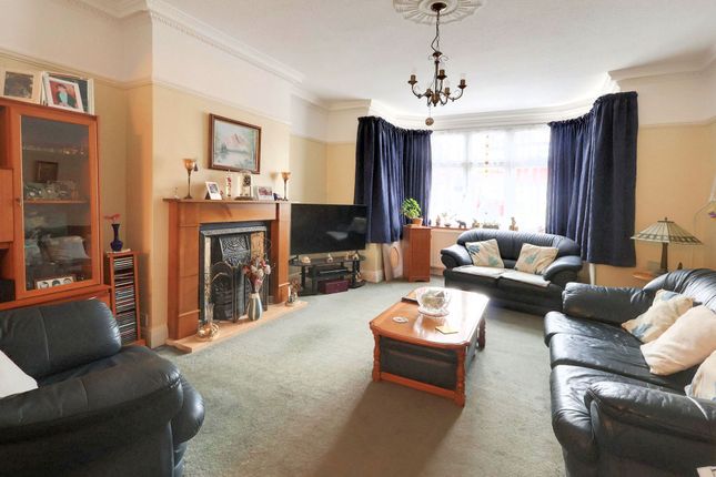 12 Greencourt Avenue, Croydon photo 4
