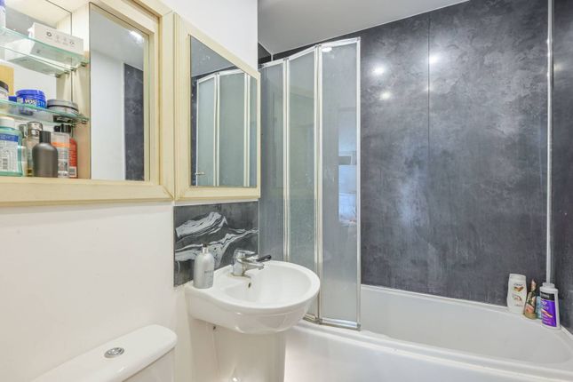 Flat for sale in Millharbour, Canary Wharf, London