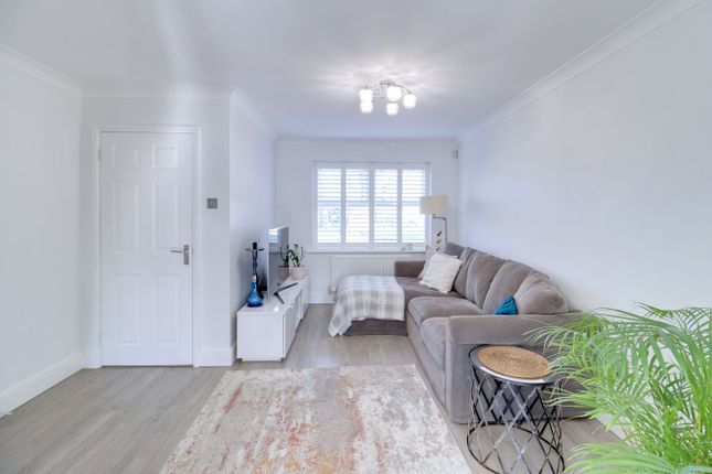 29, Whitebeam Drive, South Ockendon photo 3