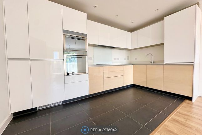 Flat, Periwinkle Court St Clements Avenue, Romford photo 2