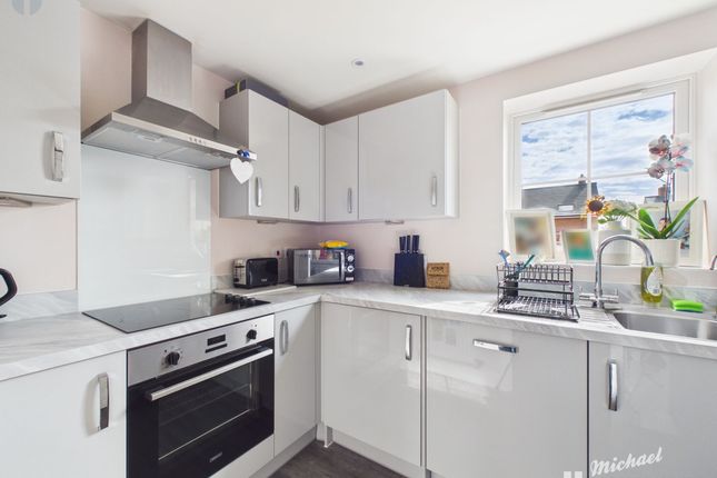 153 Kingsbrook Basin, Aylesbury photo 4
