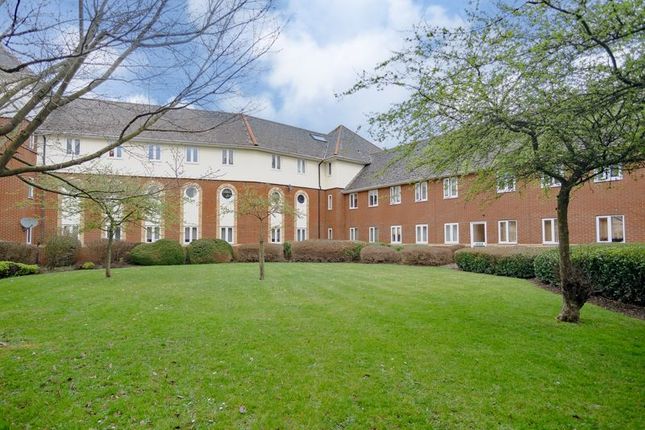 Thumbnail Flat for sale in Walsingham Close, Hatfield