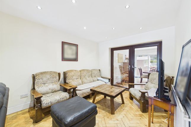 205, Caterham Drive, Coulsdon photo 4