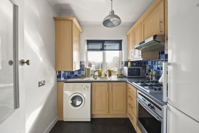 1-bed flat on 214c, Kings Avenue, Greenford, £250,000