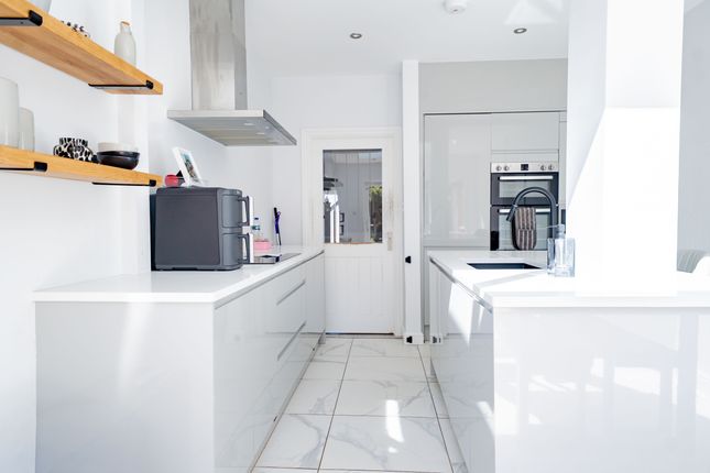 8 Castell Drive, Leicester photo 4
