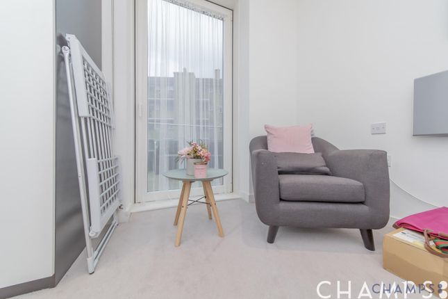 Flat for sale in Devan Grove, London