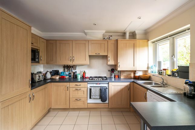 Flat 6, 52 Park Lane East, Reigate photo 3