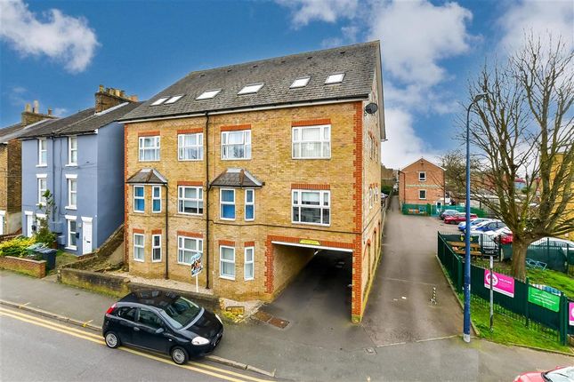 Flat for sale in Boxley Road, Maidstone, Kent