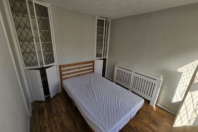 17, Trevor Close, Northolt photo 3