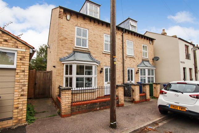 Terraced house to rent in Madras Road, Cambridge