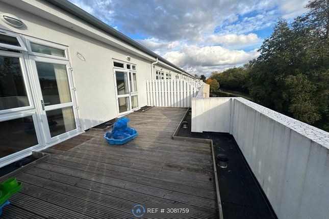 Dwight Road, Watford photo 3