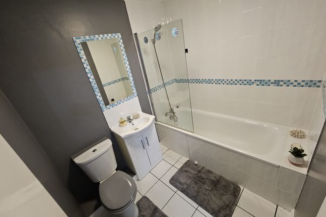Flat C St Aldates Court St Ives Close, Luton photo 5