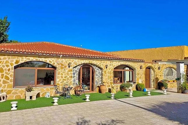 Villa for sale in 03660 Novelda, Alicante, Spain