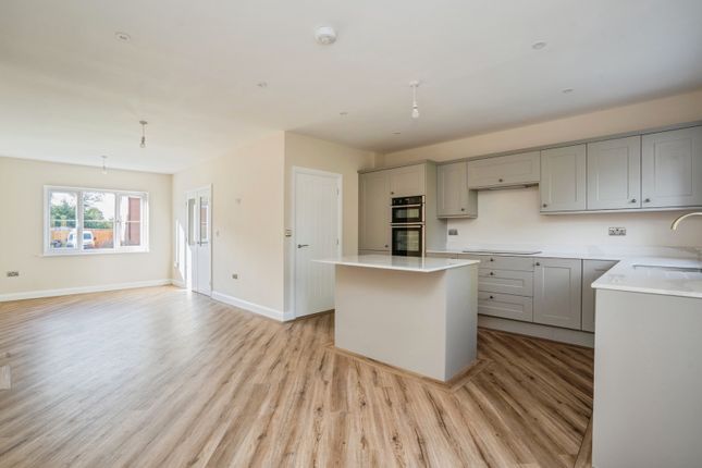 29, Orchard Close, Chichester photo 2