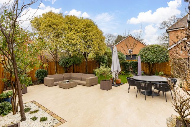 4 Beacon Rise, East Grinstead photo 2