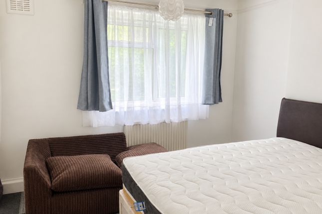 Room 3, Flat 9, Nevena Court, 90 Effra Road, London photo 4